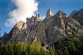 Trekking nel Parco Naturale Puez-Odle. La lunga discesa dal Rifugio Puez a Selva in Valgardena lungo la Vallelunga. 